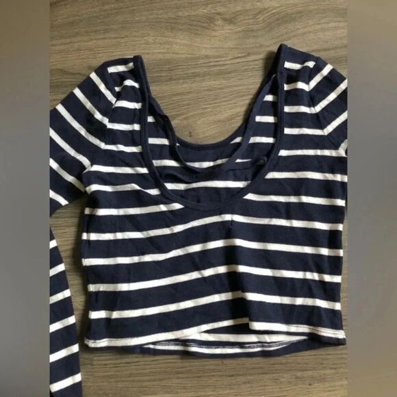 Abercrombie & Fitch | Stripped Long Sleeve  Crop Top - Picture 3 of 4